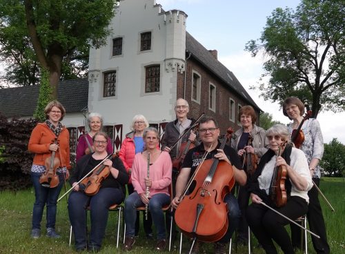 Foto Musikkreis Veert vor Haus Ingenray (v.H.J. Windeln)